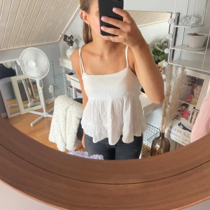 Vit topp - En fin vit topp från gina tricot köpt förra sommaren men som inte längre kommer till användning. Storlek S!