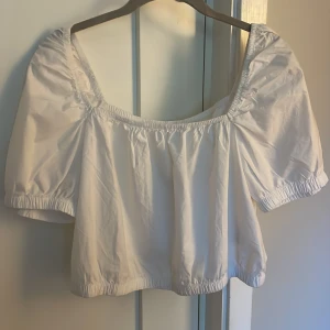 vit blus - Jag säljer min vita blus från HM som är helt oanvänd och prislappen är kvar. Den är i storlek M.