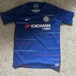 Chelsea tröja 2018/19 - Perfekt skickpå tröjan, den har ingen spelare på ryggen. Anledning till att jag säljer är att den sitter lite tajt på mig.