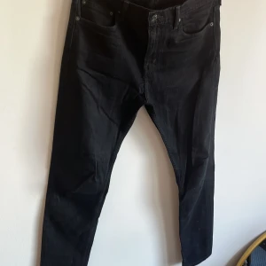 Svarta jeans från Levi's - Ett par svarta jeans från Levi's i storlek W32 L32. Slim fit. Nyskick