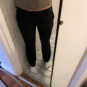 Kostymbyxor  - Säljer mina bik bok kostymbyxor Lågmidjade i Petit stl 38 inte använda många gånger pågrund av att de är lite för korta. Jag är 165 så det skulle passa jätte bra på någon som är ca 160.