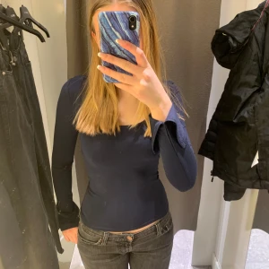 Gina tröja💞 - Snygg tröja från Gina som jag köpte för inte så länge sedan men den kommer inte till användning. Inga defekter men jag är lite osäker på storleken me jag tror det är xs eller xxs