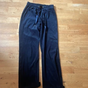 Svarta velour byxor - Svarta velour mjukisbyxor ifrån ginatricot i storlek xs