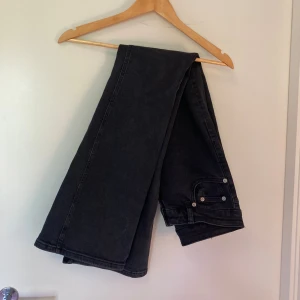 Boot cut jeans - Säljer dessa lågmidjade boot cut jeansen från lager 157 i modellen Low boot Full length. Helt i nyskick, säljer då de tyvärr va lite stora för mig hör av dig vid fler frågor💞 