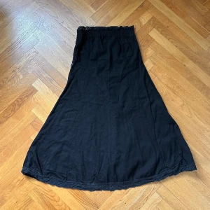 ida sjöstedt bandeau klänning  - säljer min fina axelbandslösa klänning från ida sjöstedt då den blivit för liten för mig. det står ingen storlek men skulle säga XS. spets längs kanterna. skriv för fler frågor eller bilder!