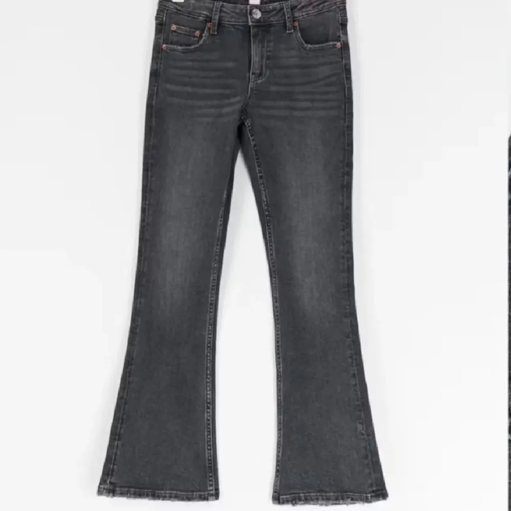 Grå jeans från Gina bra skick lite sliten lapp Bootcut . Jeans & Byxor.