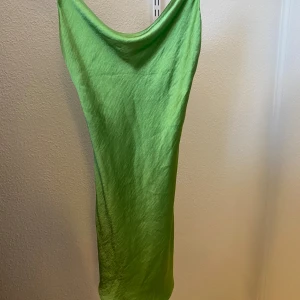 Klänning  - Satin klänning 💚slutsåld!!!