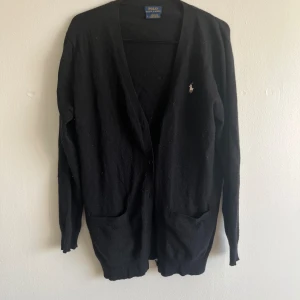 Ralph Lauren Cardigan  - Svart tunnstickad kofta från Ralph Lauren. Tecken på användning finns men  fortfarande i fint skick. Passar allt från XS-M