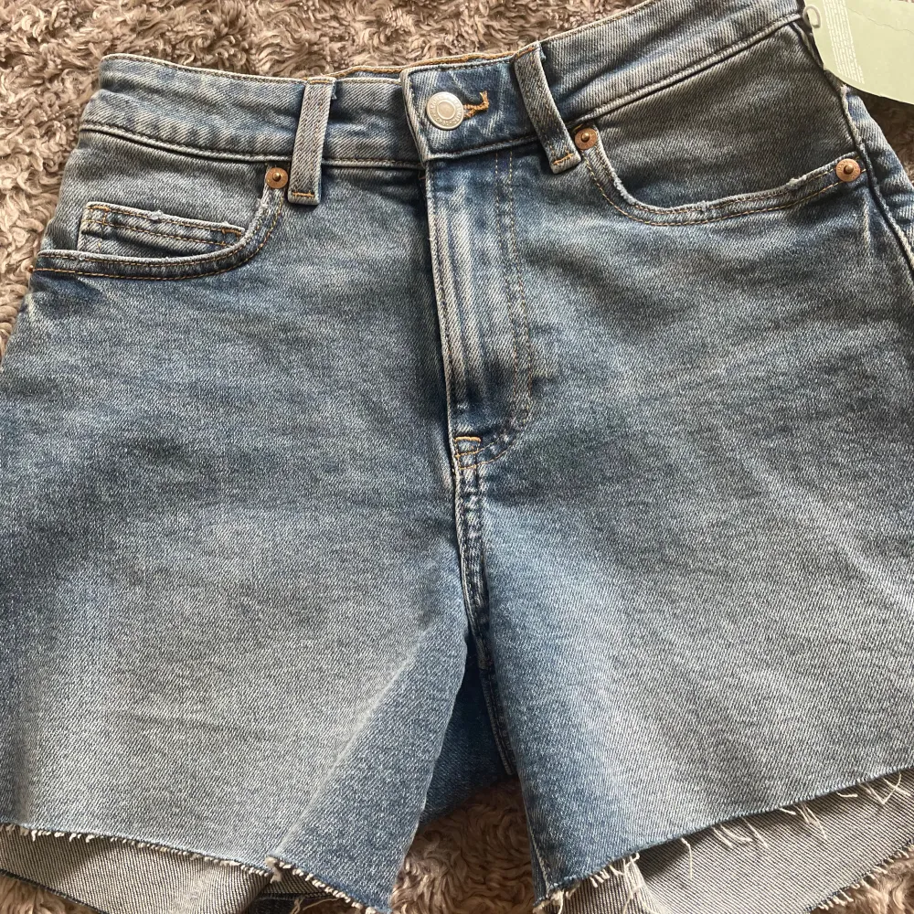 Helt nya högmidjade jeans shorts som jag precis köpt. Dem är även oanvända💞. Shorts.