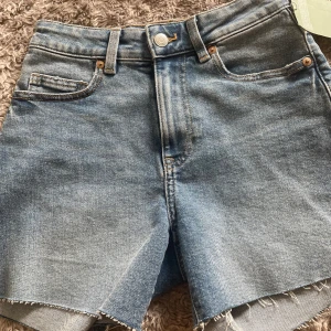 Blåa shorts💙  - Helt nya högmidjade jeans shorts som jag precis köpt. Dem är även oanvända💞