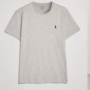 Säljer denna fina gråa Ralph Lauren t-shirt eftersom jag råka köpa herr storlek. Liten i storleken. Använt fåtal gånger, så väldigt fint skick. Köpt för ca 800kr