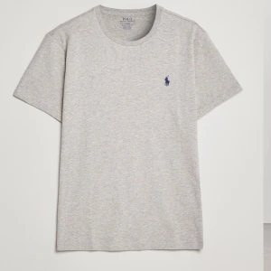 Ralph Lauren T-shirt  - Säljer denna fina gråa Ralph Lauren t-shirt eftersom jag råka köpa herr storlek. Liten i storleken. Använt fåtal gånger, så väldigt fint skick. Köpt för ca 800kr