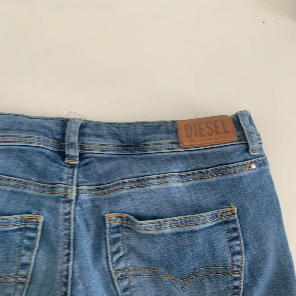 Supersnygga jeans från Diesel😍passar som en storlek 36, och är lite korta på mig som är 173. Skitsnygg modell, superbra skick(sparsamt användkr och jättebra kvalitet.👌🏻kontakta privat för mer information eller bilder💗. Jeans & Byxor.