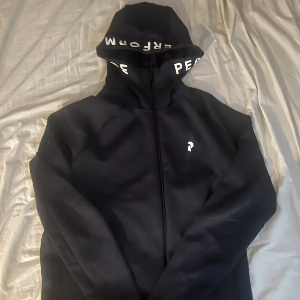 Riktigt snygg peak hoodie typ som ny inga defekter så vitt jag vet säljer då den inte kommer till användning pris kan diskuteras.. Hoodies.