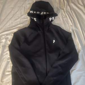 Riktigt snygg peak hoodie typ som ny inga defekter så vitt jag vet säljer då den inte kommer till användning pris kan diskuteras.