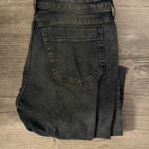 Lågmidjade bootcut - Blå låga bootcut jeans från hm använd max 2 gånger.