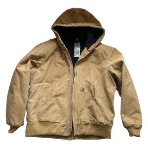 Carhartt jacka  - Supersnygg carhartt jacka perfekt nu till våren!💕 har ett hål på insidan som va där när ja köpte den, synns på bild 4. Är i storlek L 