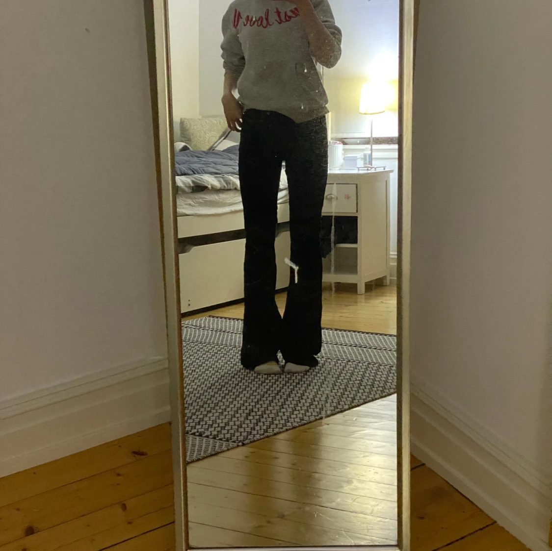 Low waisted svarta byxor.  - 91