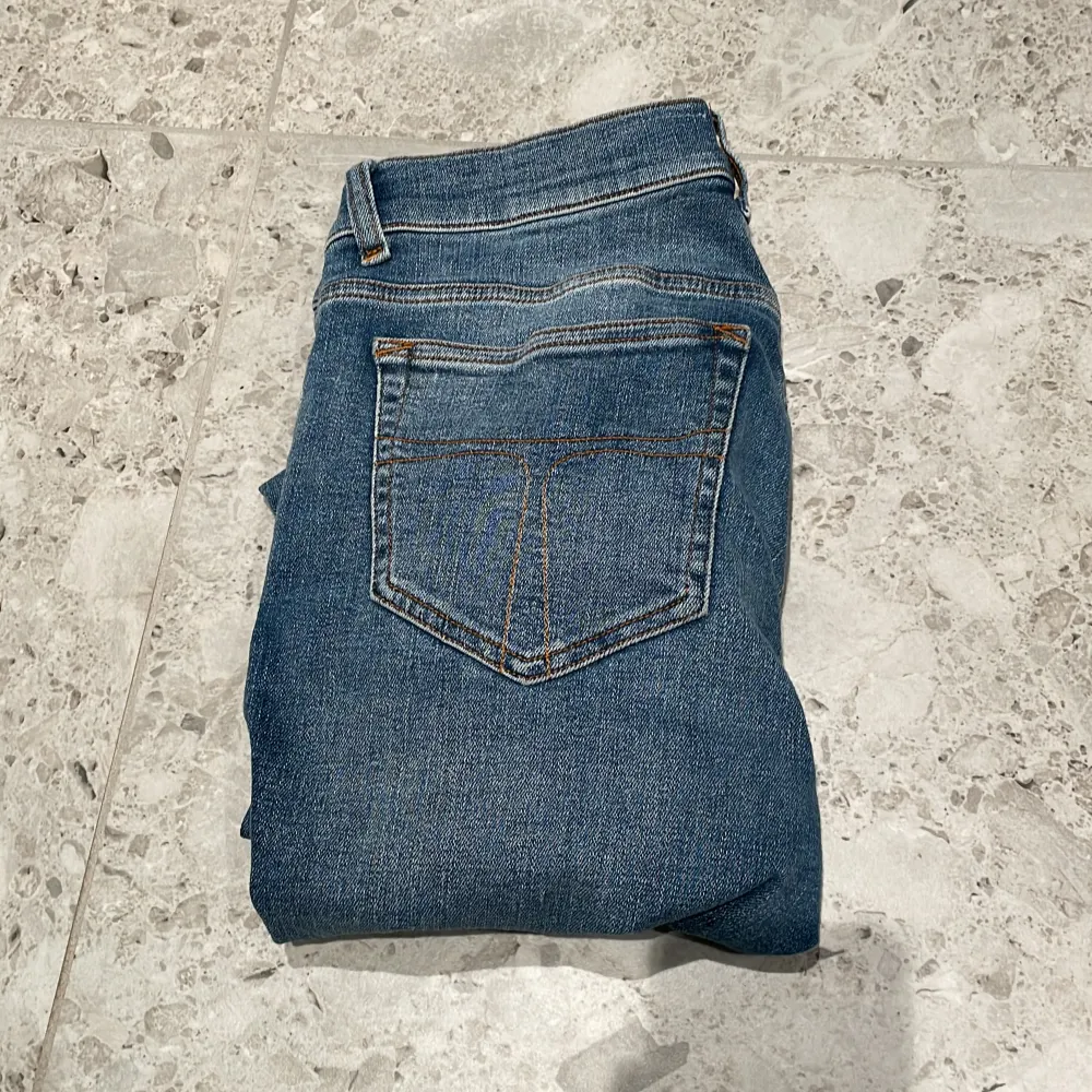 Hej! Vi säljer nu ett par riktigt snygga tiger of Sweden slim jeans | Strl: 30/32 Skick: 10/10 Retail: ca 1700kr | För ytterligare frågor är det bara att skriva💲. Jeans & Byxor.