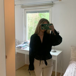 Svart broderad topp - Svart topp i broderi, föredrar att ha ett linne under :)