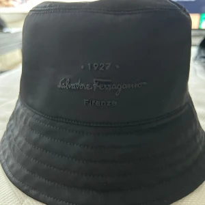 Salvatore ferregamo keps - Salvatore ferregamo bucket hat helt ny med lappar kvar , fiskehat, mössa, keps      Gucci Fendi Louis Vuitton Armani Celine märkeskeps märkesmössa designer