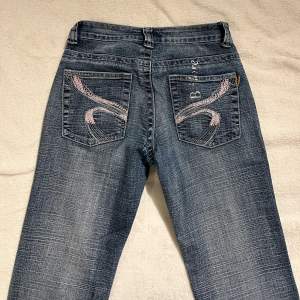 Bmore jeans BOOTCUT/FLARE Midwaist Innerben:71cm Midja rakt över:33cm  Säljer pga för små🩷