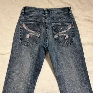 Bmore jeans BOOTCUT/FLARE Midwaist Innerben:71cm Midja rakt över:33cm  Säljer pga för små🩷