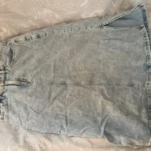 Jättefin jeans kjol från Lindex🫶🏼Den är från barnavdelningen och köpt för ca 2 år sen. Storlek 170 men sitter som en S🫶🏼Säljer då jag inte använder den