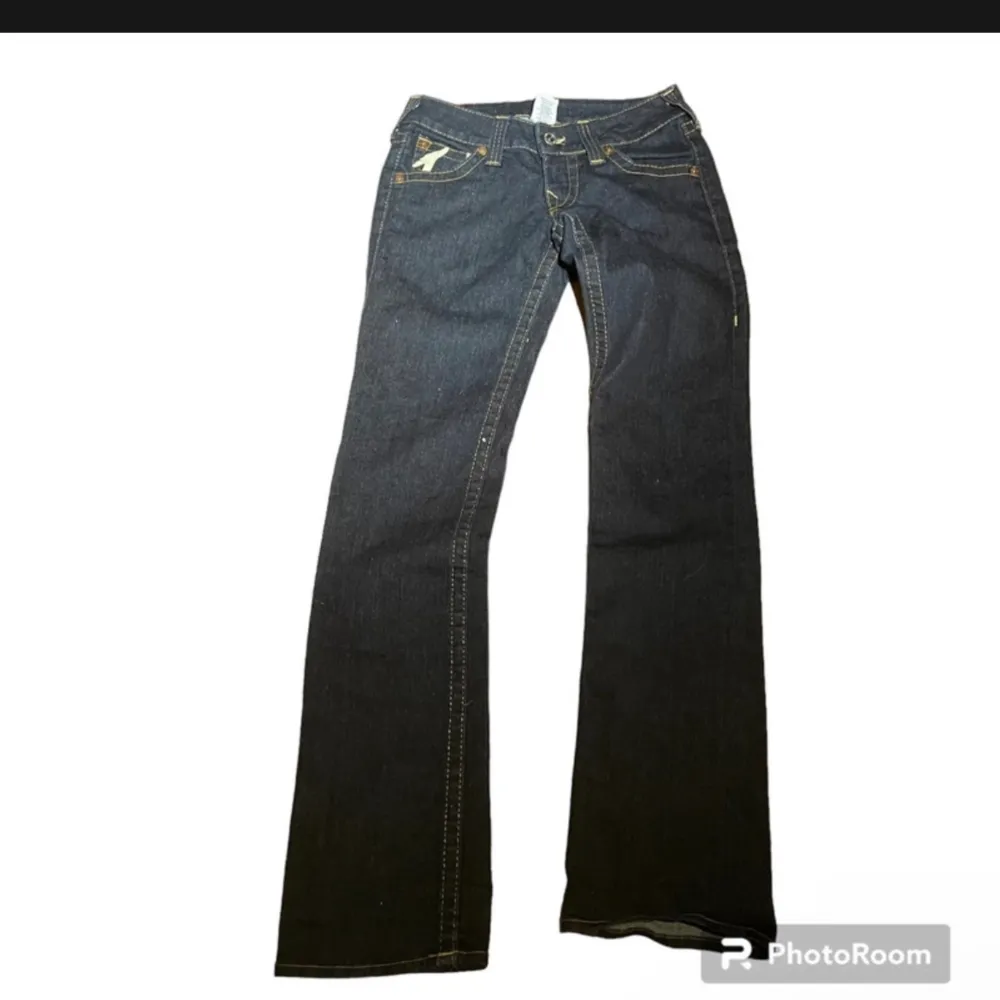  utsvängda true religion jeans med en intressant målad logga -  mått: midja - 36 cm ytterbenslängd - 107cm innerbenslängd - 85 cm. Jeans & Byxor.