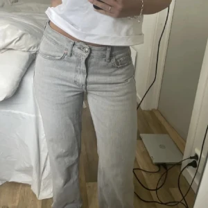 Gina jeans - Dessa är i storlek 32 petite. Säljer dessa då de ej passade mig. De har gått upp en lite vid dragkedjan.