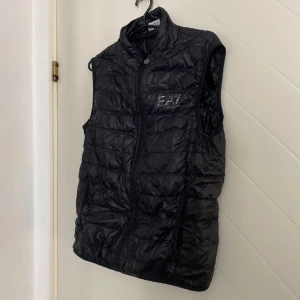 EA7 väst  - Den har inga hål men märket har tunnat bort lite men det är inte så farligt hör av dig om du har frågor eller bud 👍😁