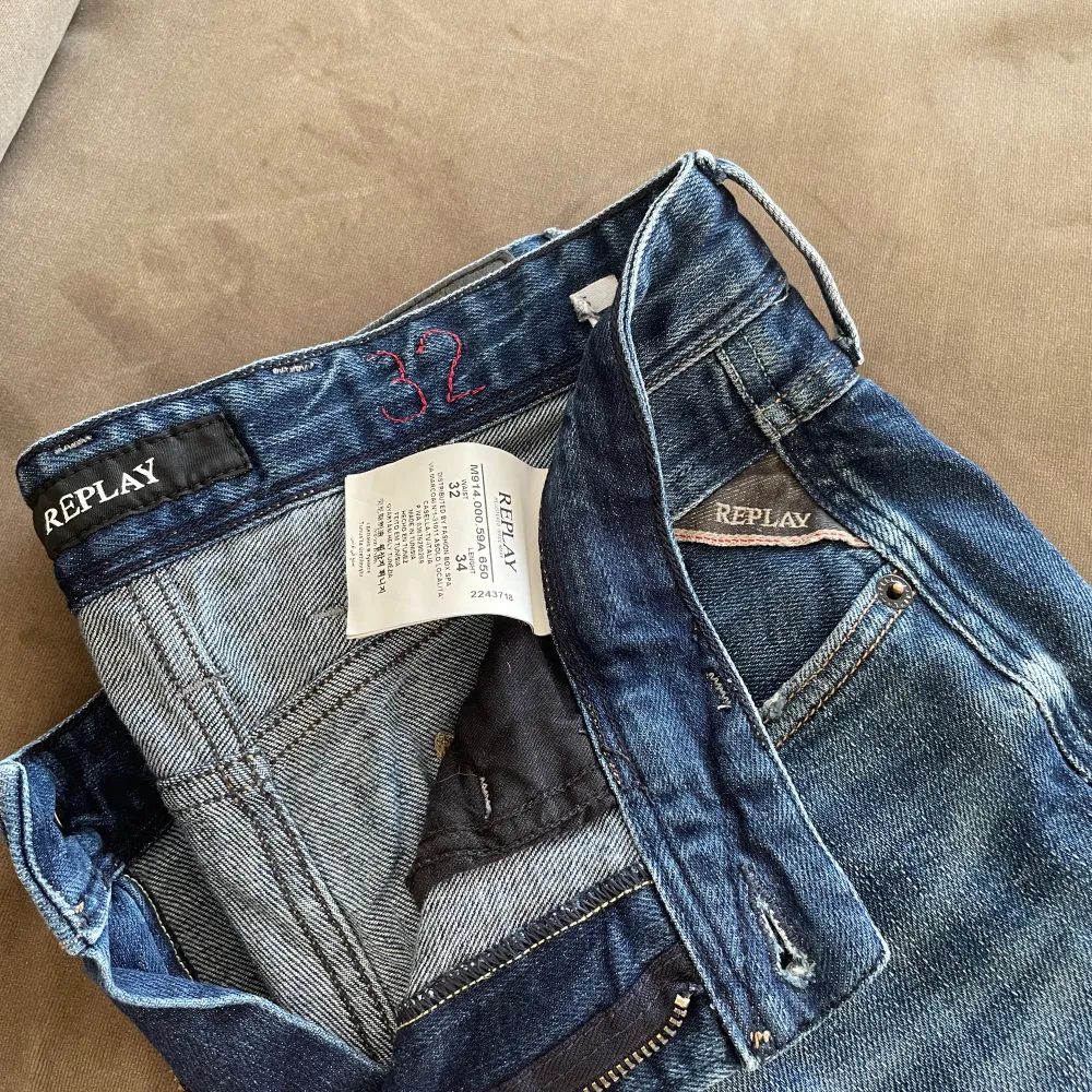 Riktigt fräscha och snygga replay anbass i riktigt bra skick inga defekter . Jeans & Byxor.