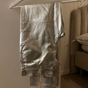 Silver Jeans GT - Säljer helt nya, aldrig använda. För små på mig, kan diskutera pris då jag vill bli av med dem. Strl 32 men stora i storleken + baggy jeans