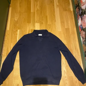 These glory days tröja marinblå - Säljer nu denna tröja från These glory days i storleken L pågrund av att den är för liten. Köpt för 1099 kr och skicket är 9/10. Bara höra av sig vid frågor samt intresse, pris kan absolut diskuteras.