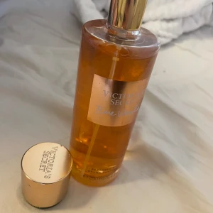 Victoria’s secret parfym - Jag säljer en Victoria secret parfym,aldrig använd endast luktat på. Men parfymen luktar mycket gott! Inte jätte mycket vanilj dock. Parfymen köptes för 400 kr och säljer parfymen för 150 kr. Parfymen köptes i London. 