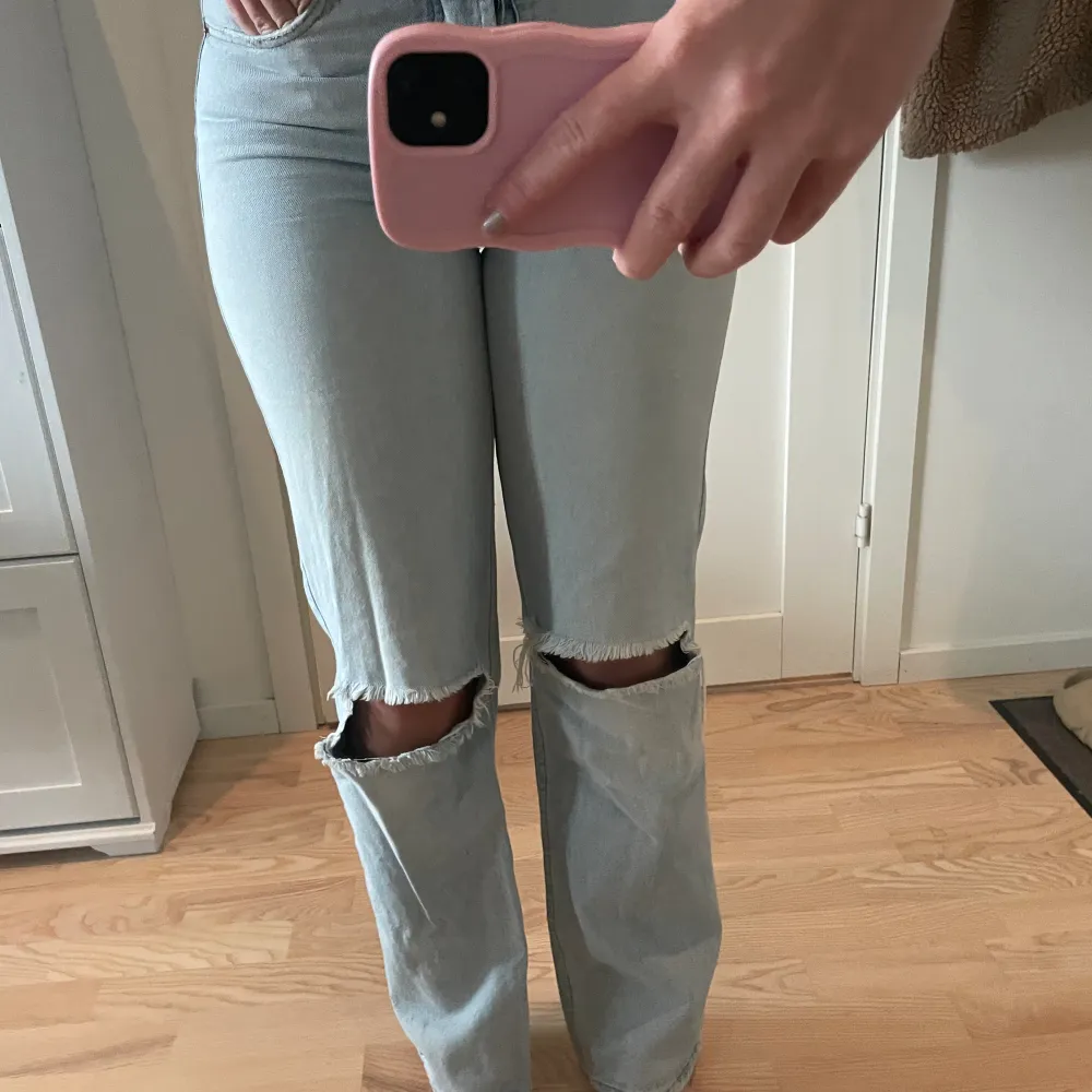 Jeans med slitningar . Jeans & Byxor.