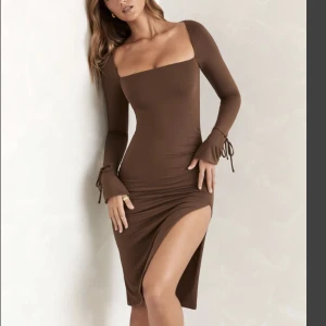 Ohpolly  - SAWYER  Har bara använt min oh polly klänning ett tillfälle och jätte fin färg och skön material, det är perfekt till fest. Har köpt den för 700kr men säljer den för 450kr.