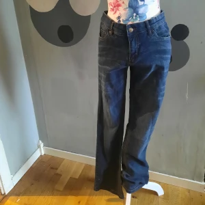 Jeans johnbaner stl38(M) - Jeans johnbaner stl38 (m) Fint skick endast använda fåtal ggr.  Inget att anmärka på..