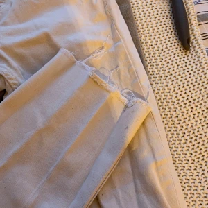 Jeans - Jeans från zara, beiga tyvärr en fläck som inte syns så mycket vid fikan. Därav priset 29kr storlek 36