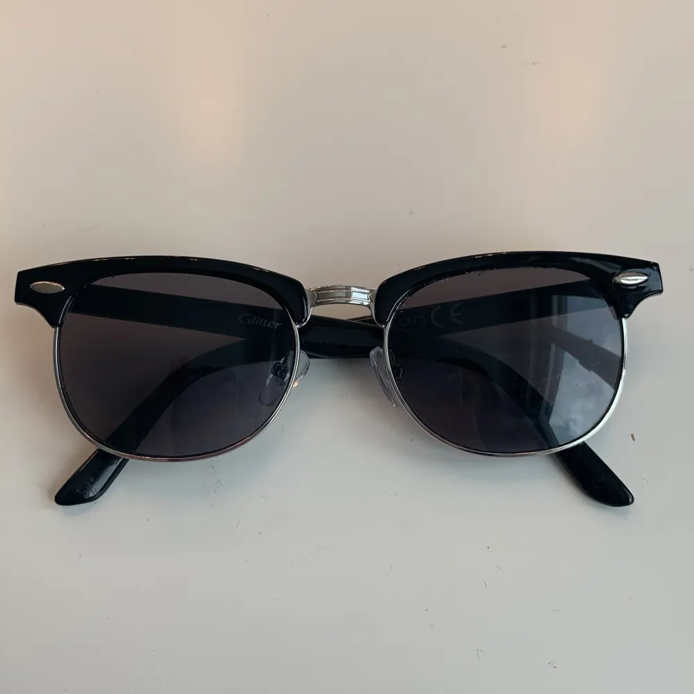 Säljer ett par superfina solglasögon som inte kommer till användning💗💗 Dem har inga defekter och är i fint skick! Lägg jättegärna prisförslag💗💗. Övrigt.
