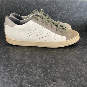 P448 skor - Snygga P448 skor som har mycket kvar att ge säljs nu! Skorna är storlek 45 och skulle säga att skicket är 7/10. Hör av er vid frågor! 