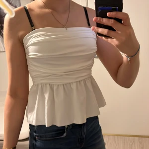 Vit Tubtopp - En kort bit tubtopp som även är perfekt till sommaren och är bekväm att ha på sig😁❤️