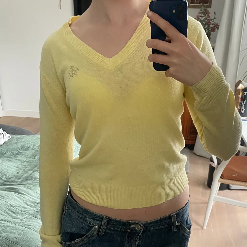 Super söt  pastell-gul tröja perfekt för våren! Den är i ett super bekvämt material (troligtvis något blandat) och säljs inte längre.. Toppar.