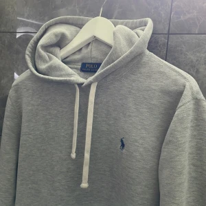 Ralph Lauren Hoodie  - Säljer denna riktigt snygga Ralph Lauren Hoodien i storlek S. Den är i väldigt bra skick och är prisvärd. Orginalpriset är 2000kr, mitt pris 1000. Kontakta gärna vid frågor! :)