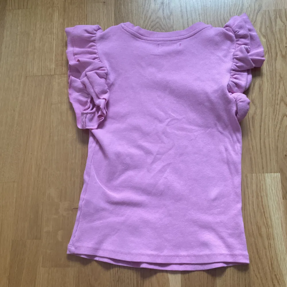 Denna rosa tröjan är lite puffig i armarna men inte jätte mycket den är från en butik som heter reserved. Detta är den perfekta tröjan till sommaren!💗💗💗. Toppar.