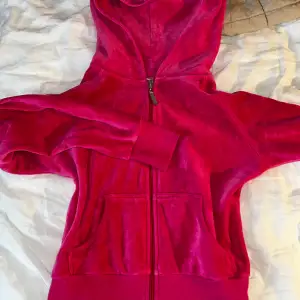 Så söt velour hoodie, mer hot pink i verkligheten🫶🏻🩷