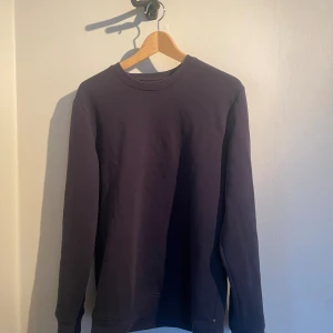 Matinique Sweatshirt - Säljer denna feta Matinique sweatshirten, använd kanske 4 ggr nypris 730 mitt pris är 300 kan var flexibel vid snabb affär. Jag skcikar iväg de samma dag eller dagen där på!