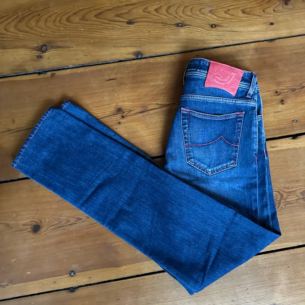 Jacob Cohen jeans i toppen skick. Storleken är W31 och vid fler frågor kom privat. . Jeans & Byxor.