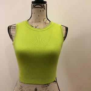 Zara topp - Enkel grön Zara croptop, somrig och stark färg. Pris kan diskuteras:)
