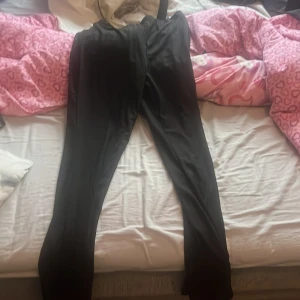 Svarta byxor  - Växt ur. Fina att ha på sommaren 